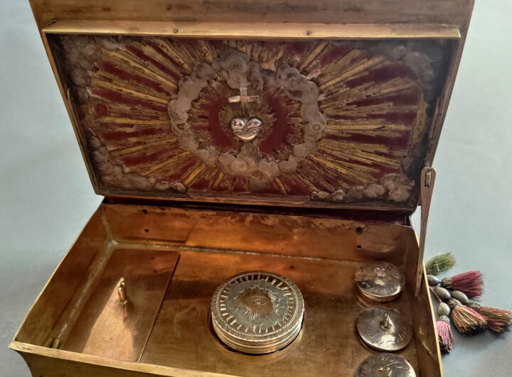 Das reich ausgestatte Innere des „Chrismatoriums“ mit Salböldöschen und Hostienschale