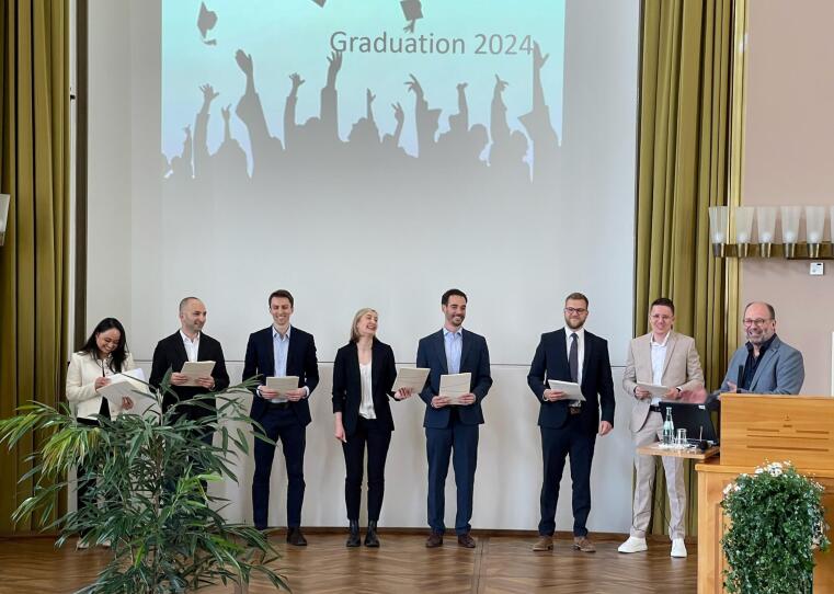 Das Bild zeigt 2 Doktorandinnen und 5 Doktoranden, die im Rahmen der Promotionsfeier des Fachebreichs Biologie zur Doktorin/zum Doktor der Naturwissenschaften ernannt wurden.