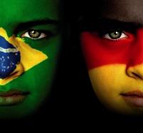Dois rostos pintados: um com a bandeira do Brasil e o outro com a bandeira da Alemanha