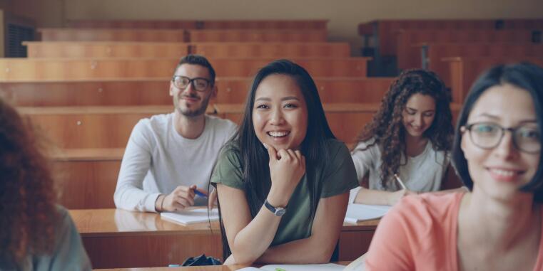 Menschen im Vorlesungssaal hören interessiert zu