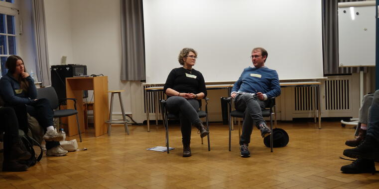 Stefan Querl (Villa ten Hompel) und Nina Kliemke (Volksbund  Deutsche Kriegsgräberfürsorge e.V.) stellen zentrale Aspekte Ihrer Arbeit vor und geben Einblicke in ihre beruflichen Werdegänge.