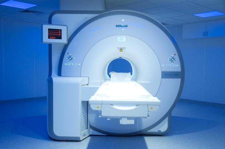 Die Magnetresonanztomographie (MRT) kann besonders weiches Gewebe gut visualisieren, also zum Beispiel das Herz oder einen Tumor. Die Positronen-Emissions-Tomografie (PET) zeigt dann, wie aktiv dieser Tumor ist.