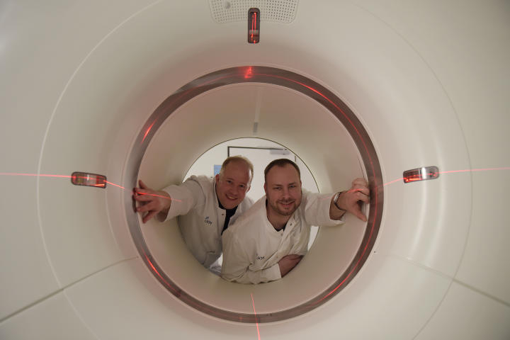 Nuclear medicine specialist Dr. Thomas Vehren (left) and medical physicist Dr. Florian Büther want to make tomography more efficient and less time-consuming.