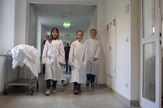 Around a hundred children wanted to know what researchers do in their labs. Researchers from the Cells-in-Motion Cluster of Excellence were on hand to explain things to the young visitors at a total of six institutes.