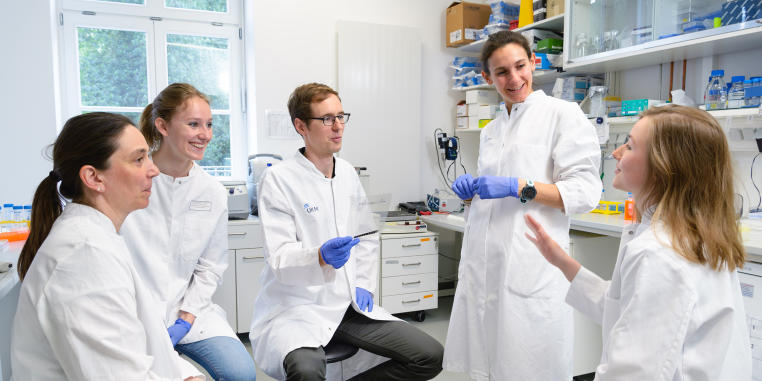 Photo of a discussion situation between young researchers in the laboratory