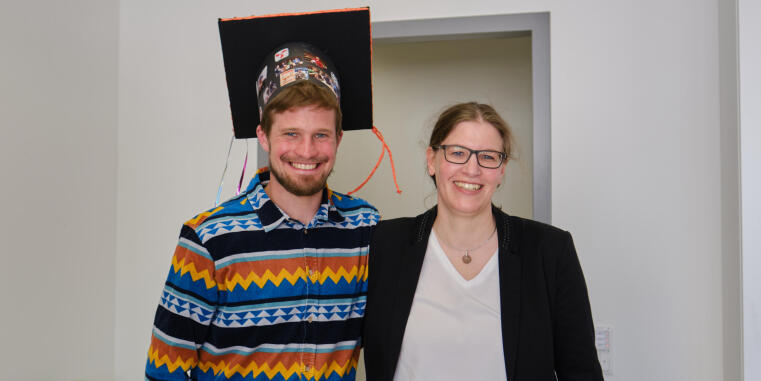 Fabian mit Doktormutter Prof. Dr. Simone Kröger