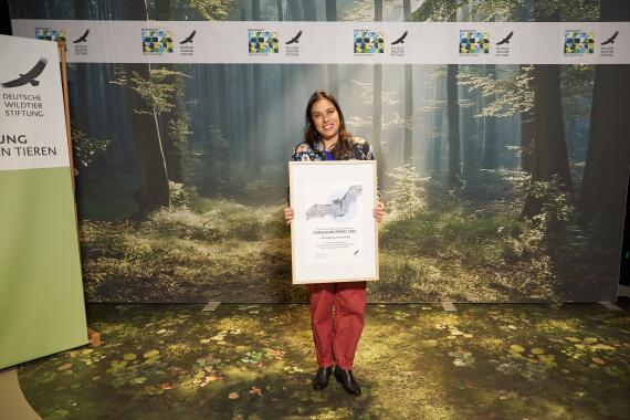 Ahana Fernandez holing her certificate about the research award by "Deutsche Wildtier Stiftung"