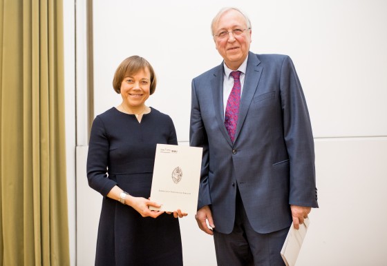 Dekan Prof. Dr. Hans-Peter Großhans gratulierte Annette Kurschus zur Ehrendoktorwürde. 