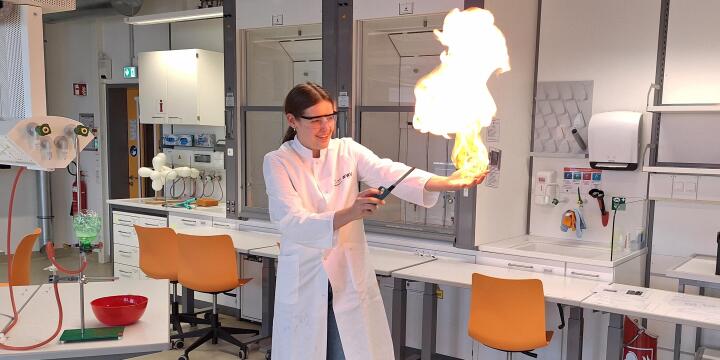 Die Schülerin hat sichtlich Freude beim Entzünden des Schaum-Gas-Gemischs.