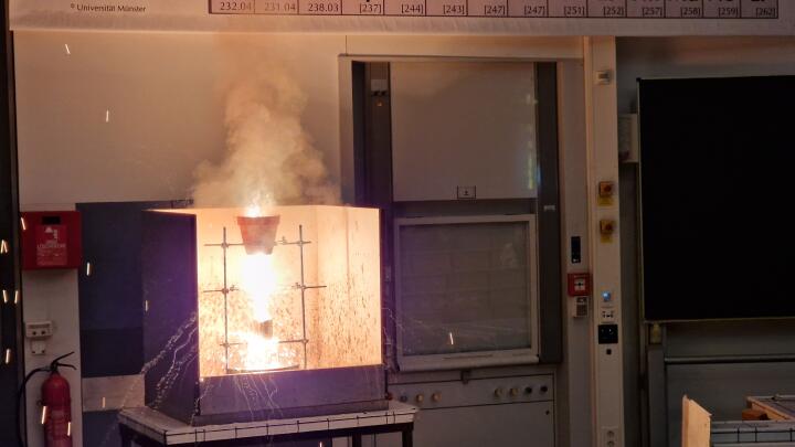 Beeindruckend: Die Thermitreaktion ist eine Redoxreaktion, bei der Aluminium als Reduktionsmittel benutzt wird, um Eisenoxid zu Eisen zu reduzieren. Die Reaktion verläuft sehr stark exotherm, was eindrucksvoll auf dem Bild zu sehen ist.