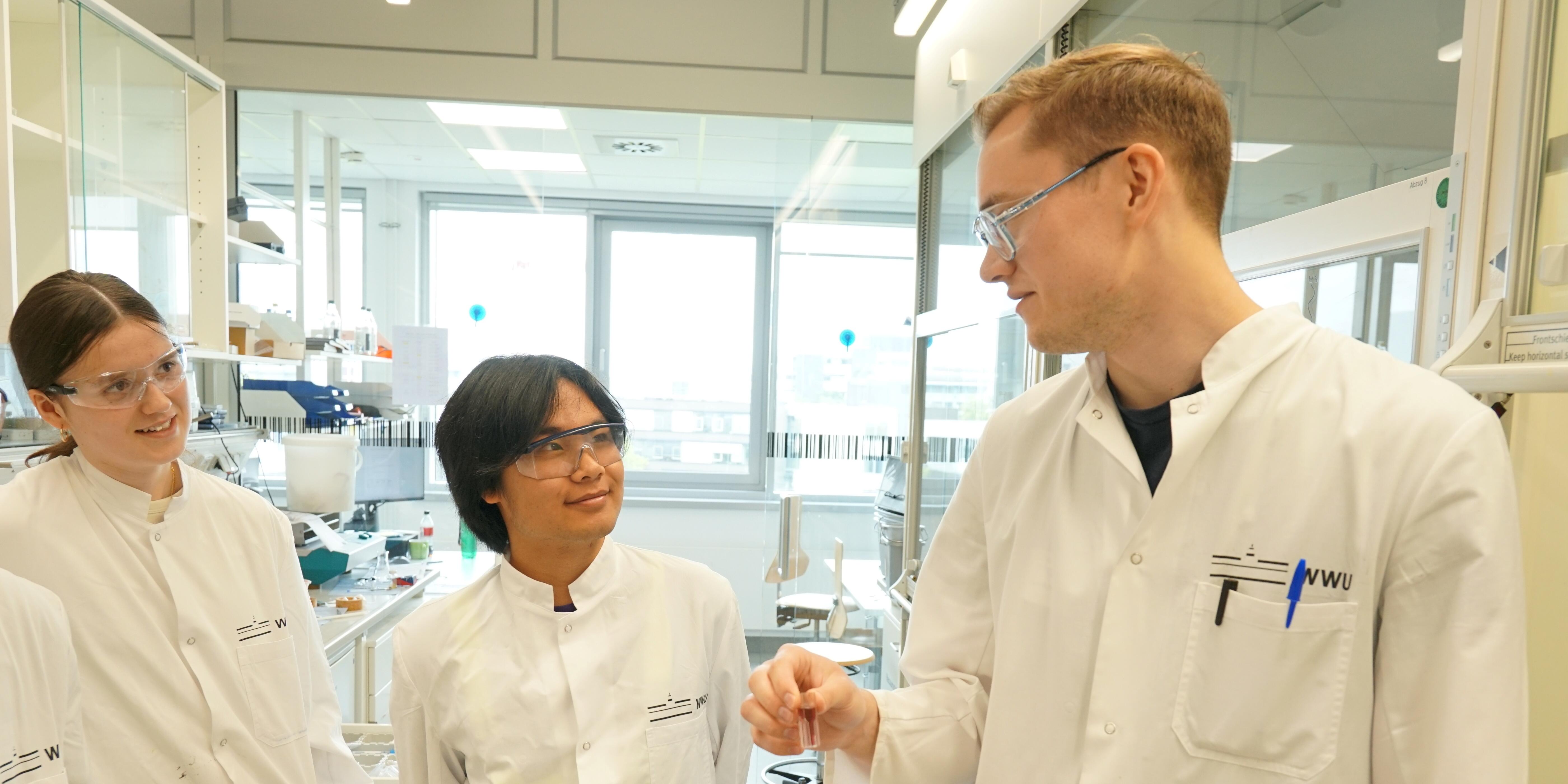 Ein Doktorand erklärt, wie man mithilfe von Lichtstreuung die Partikelgröße messen kann.