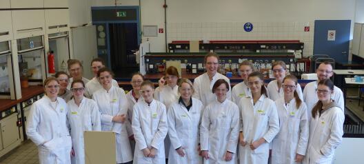 Schülerinnen des Bio-LK der Marienschule zu Besuch in den Laboren des Instituts für Biochemie