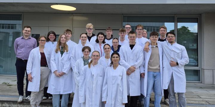 Der Chemie-Leistungskurs mit 19 Schüler*innen des Gymnasiums Oesede aus Georgsmarienhütte war zu Gast am naturwissenschaftlichen Campus.