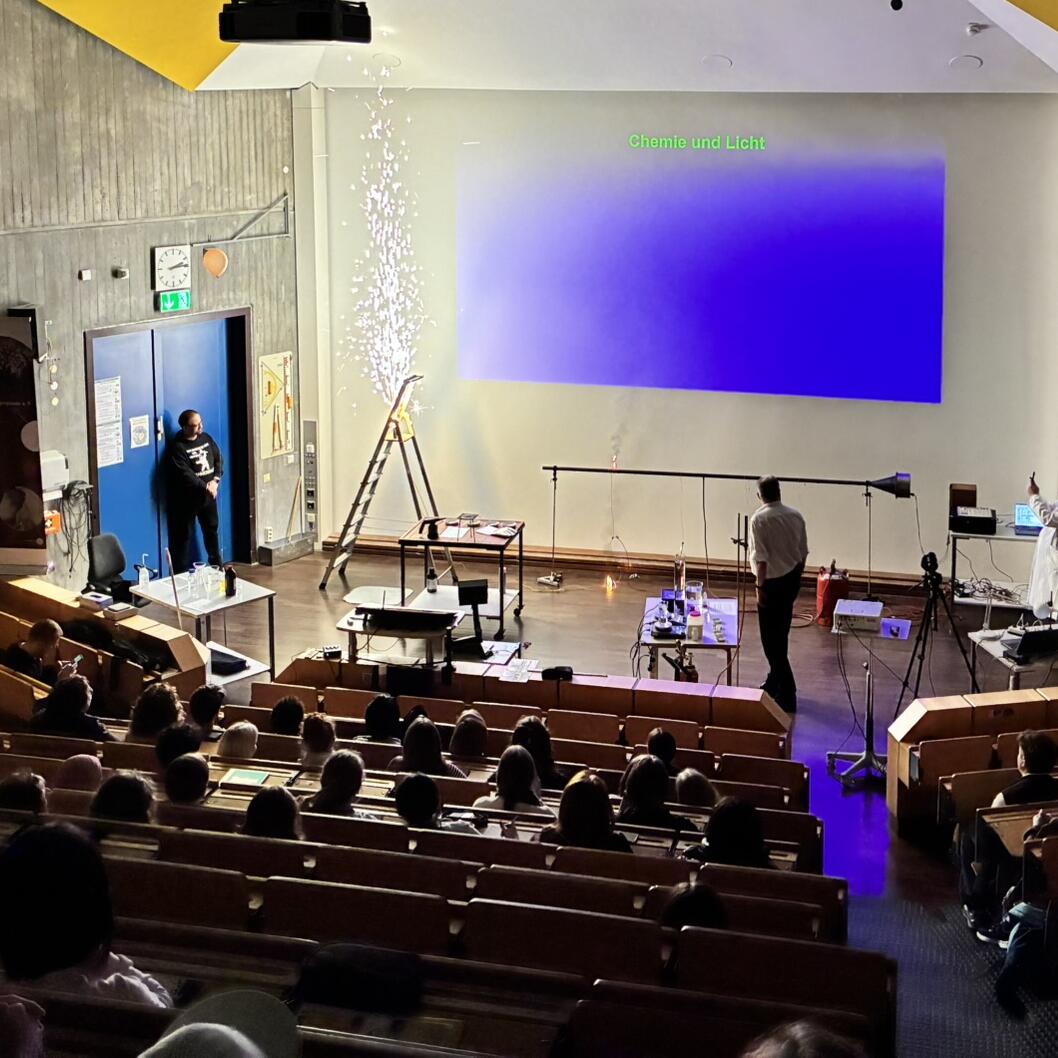 Ein Begrüßungsfeuerwerk zu Beginn der Experimentalvorlesung.