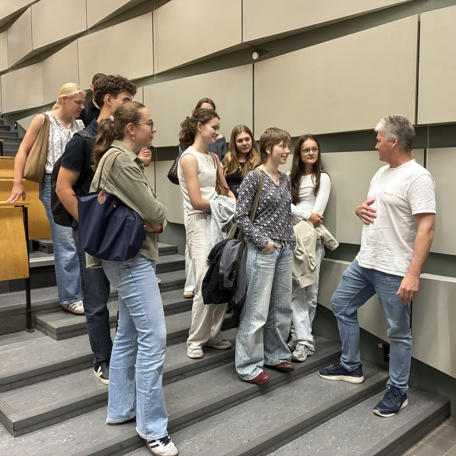 Schüler*innen sind im Hörsaal und besuchen die Veranstaltung "Organische Chemie I"