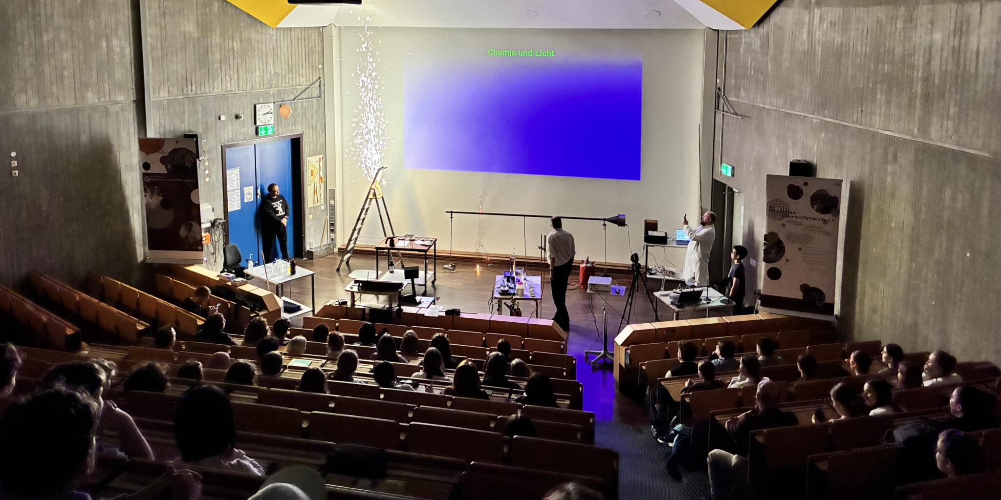 Ein Begrüßungsfeuerwerk zu Beginn der Experimentalvorlesung.