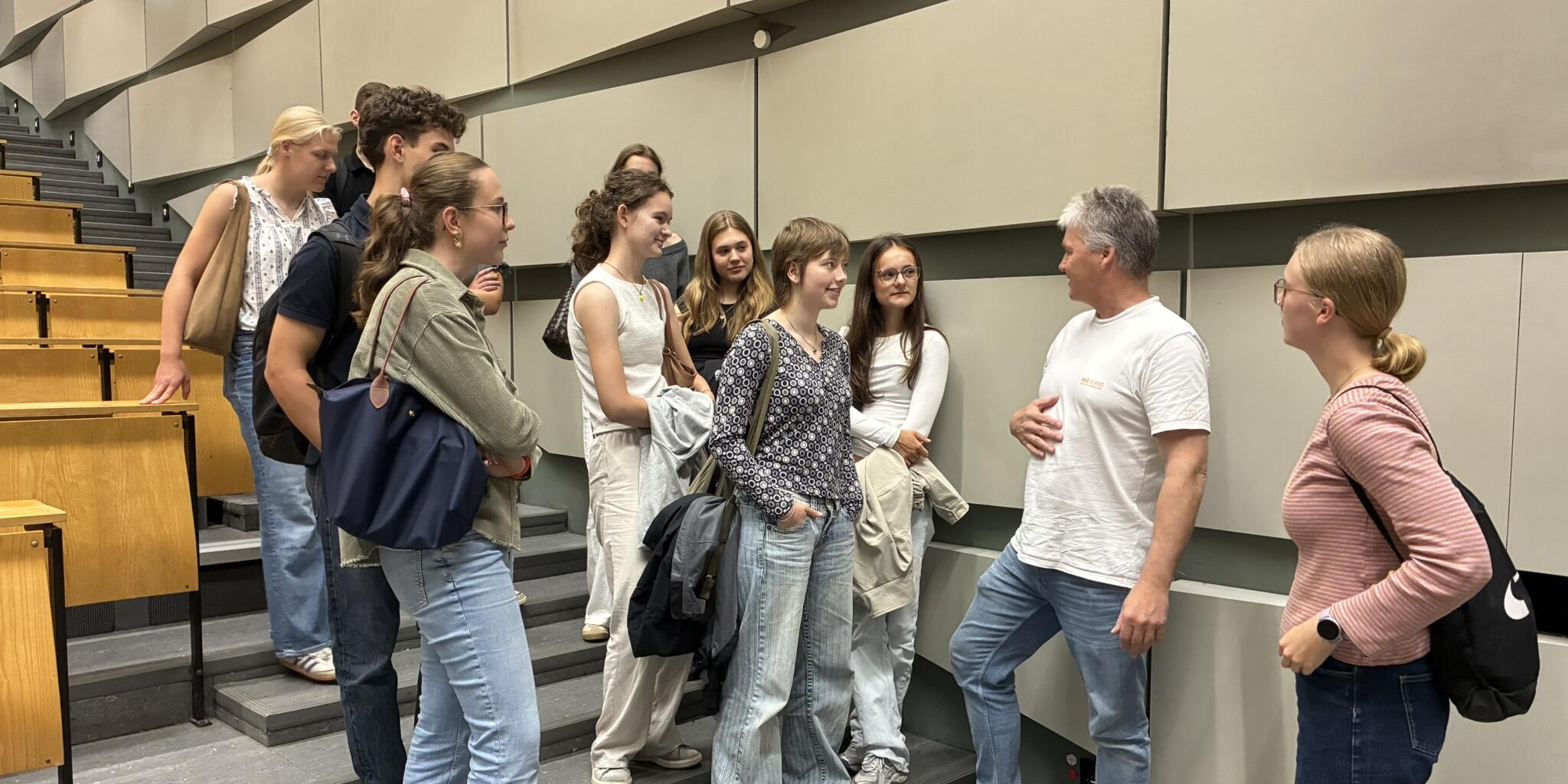 Schüler*innen sind im Hörsaal und besuchen die Veranstaltung "Organische Chemie I"