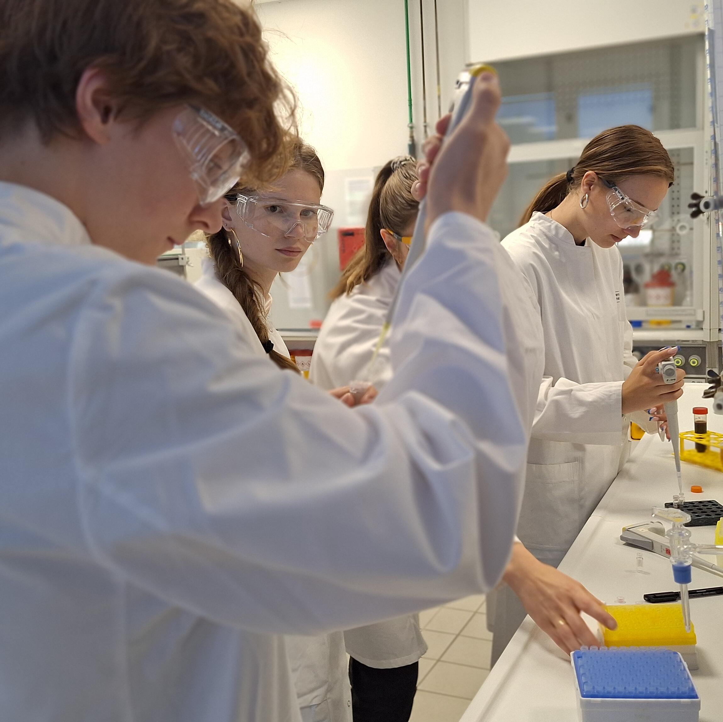 Schüler*innen im Labor der Lebensmittelchemie.
