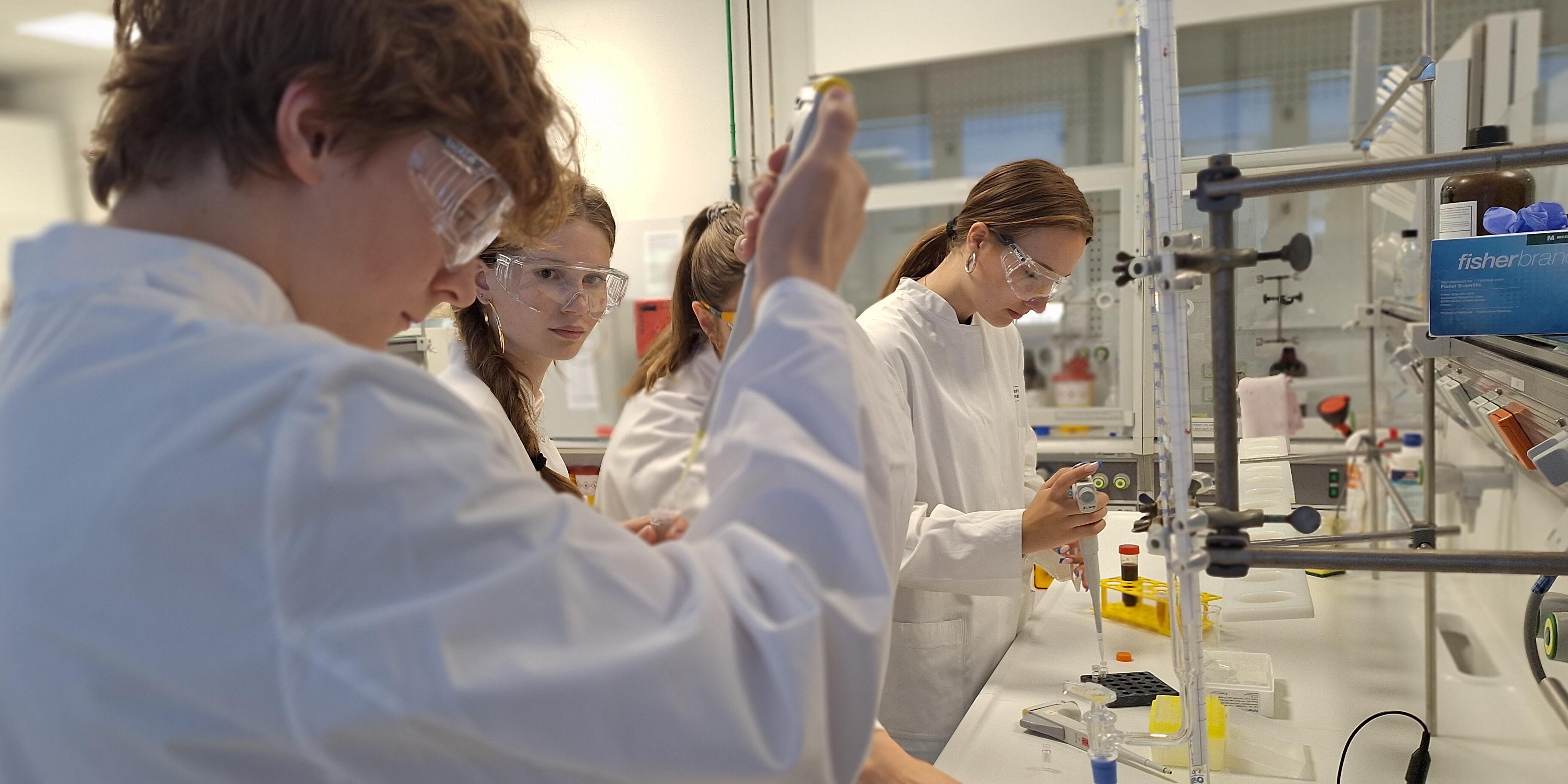 Schüler*innen im Labor der Lebensmittelchemie.