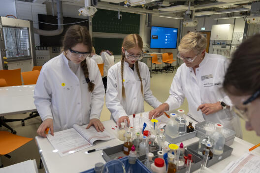 Beim Girls’Day hatten Schülerinnen die Gelegenheit, in die Welt der Wissenschaft hineinzuschnuppern.