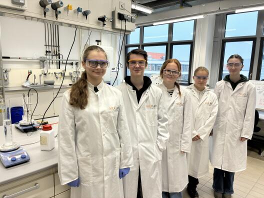Fünf Schüler*innen erkundeten in der „Chemie-Rallye“ des MExLab Chemie die verschiedenen Bereiche der Chemie, Lebensmittelchemie und Pharmazie.