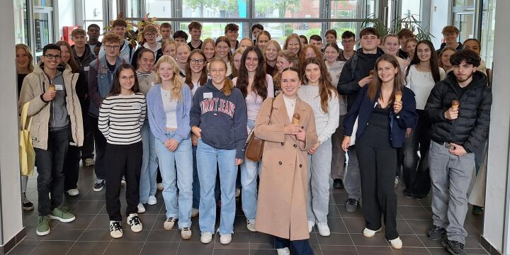 Zum Abschluss kommen die Schülerinnen und Schüler nocheinmal zu einem Gruppenbild zusammen.