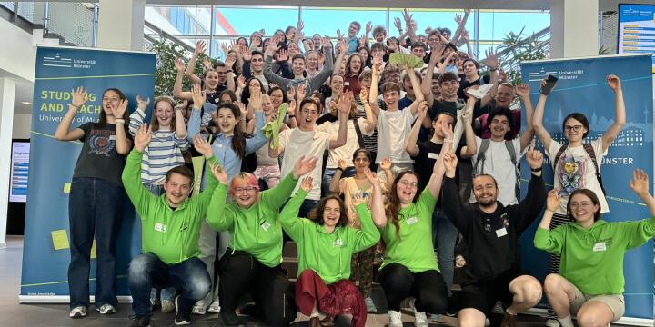 Zum Abschluss des Studieninformationstages versammelten sich Schüler*innen für ein gemeinsames Gruppenfoto.