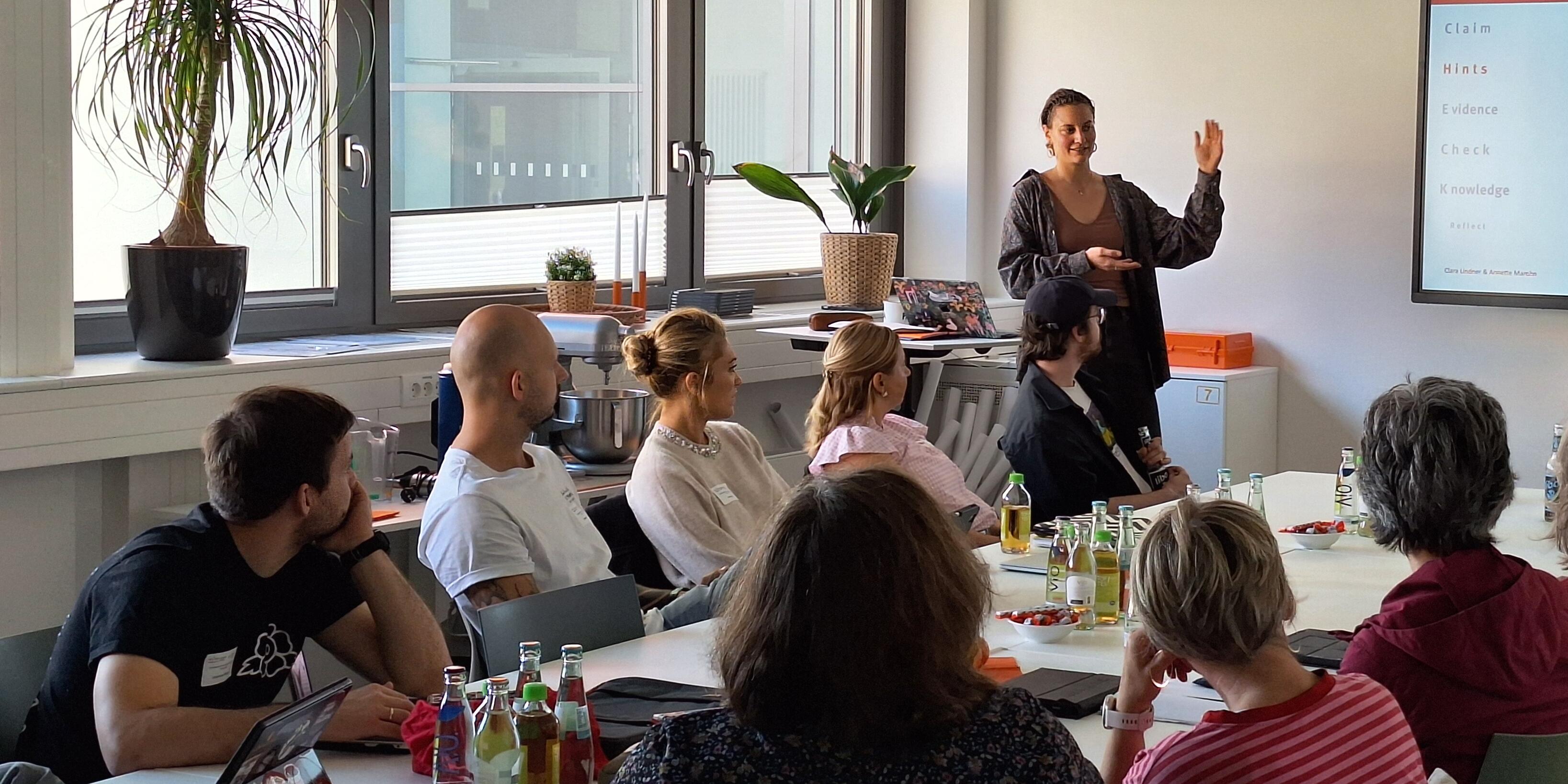 Clara Lindner stellt den Lehrkräften das von ihr entwickelte CHECK(R)-Konzept vor.