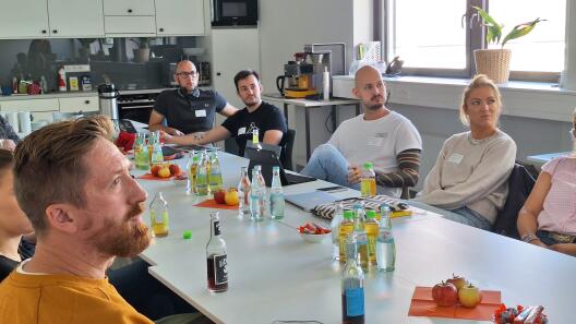 Im Kolloquienraum des Instituts für Didaktik der Chemie folgten die Lehrkräfte konzentriert dem Vortrag, bevor das vorgestellte Konzept anhand von Beispielen erarbeitet wurde.