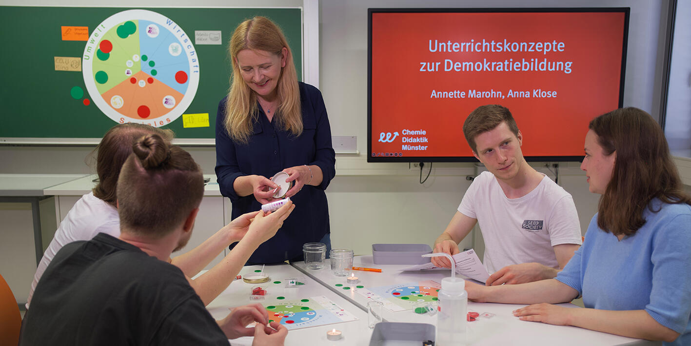 Prof. Marohn zeigt den Studierenden wie Demokratiebildung im Chemie-Unterricht eingebracht werden kann.