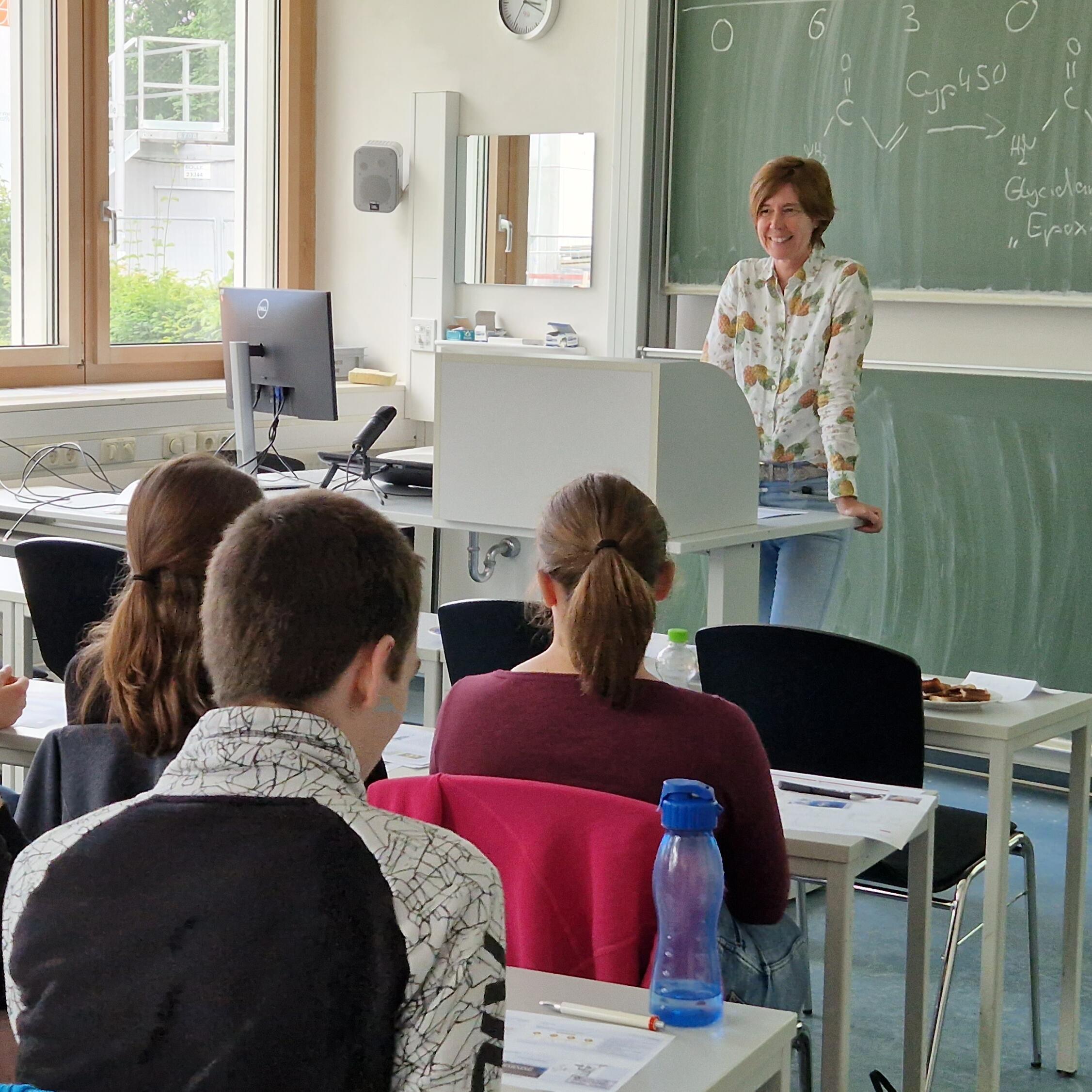 Studierende sitzen in der Toxikologie-Vorlesung