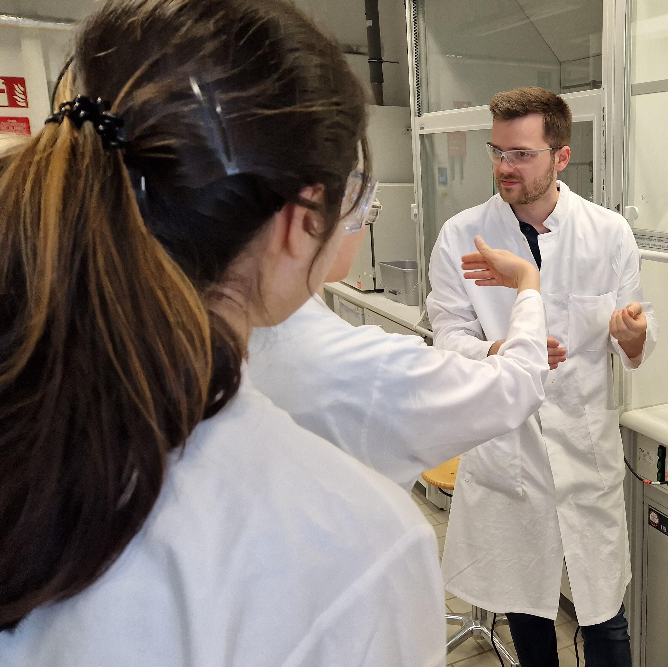 Studierende stehen im Labor