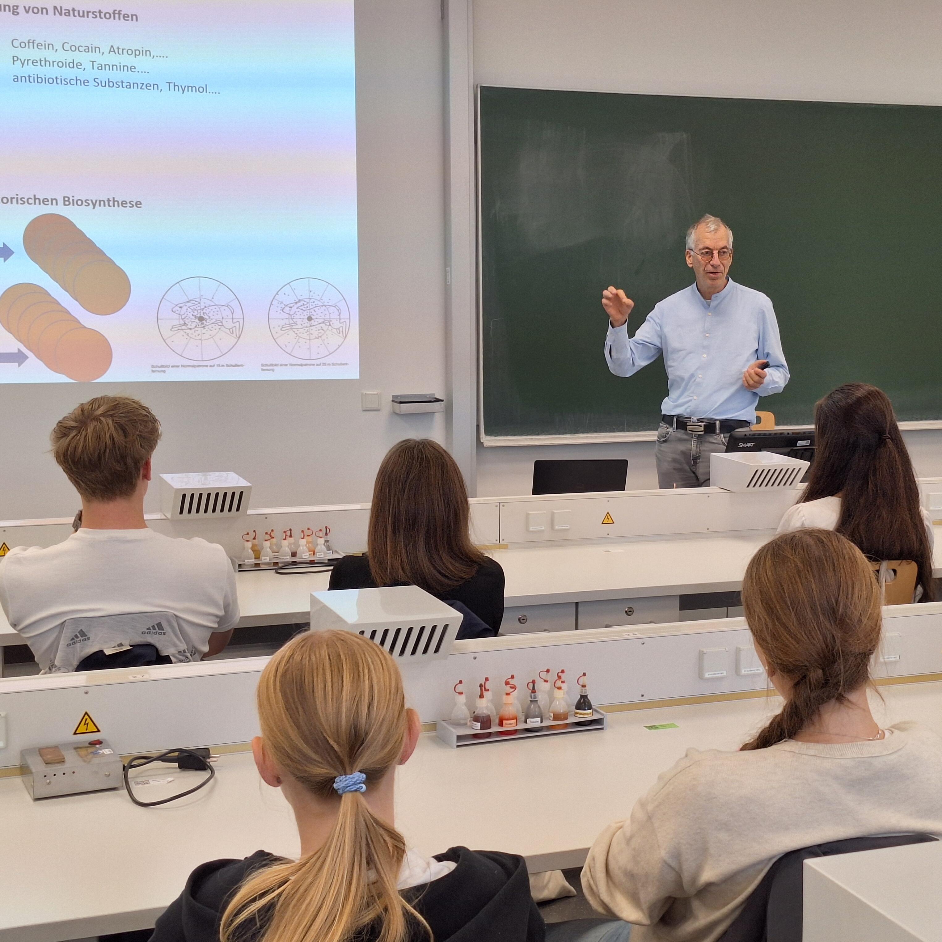 Prof. Hensel stellt die Entwicklung von pflanzlich basierten Arzneimitteln vor.