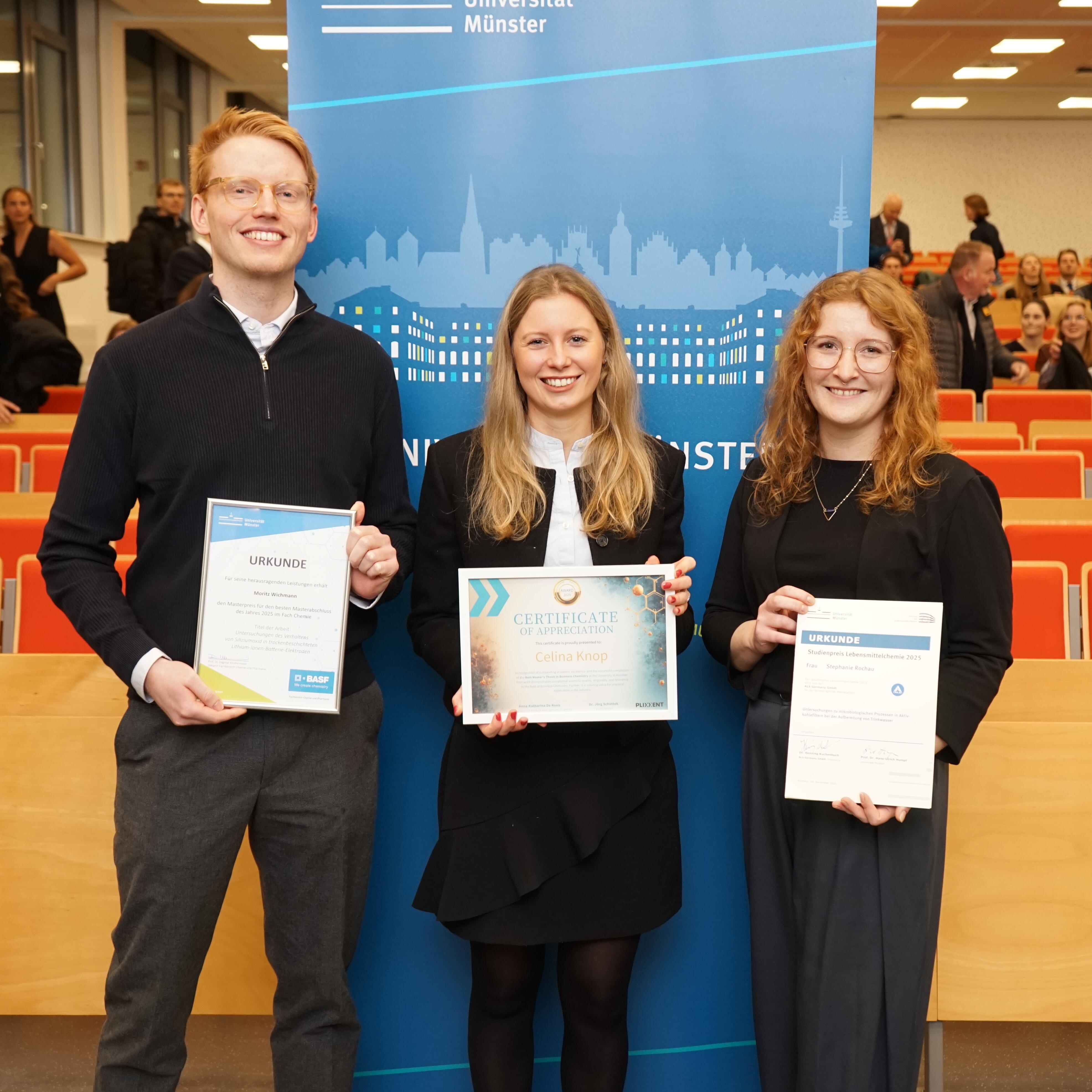Die Preisträger*innen (V. l. n. r.) Moritz Wichmann (Chemie), Celina Knop (Wirtschaftschemie) und Stephanie Rochau (Lebensmittelchemie) zeigen nebeneinander ihre Urkunden.
