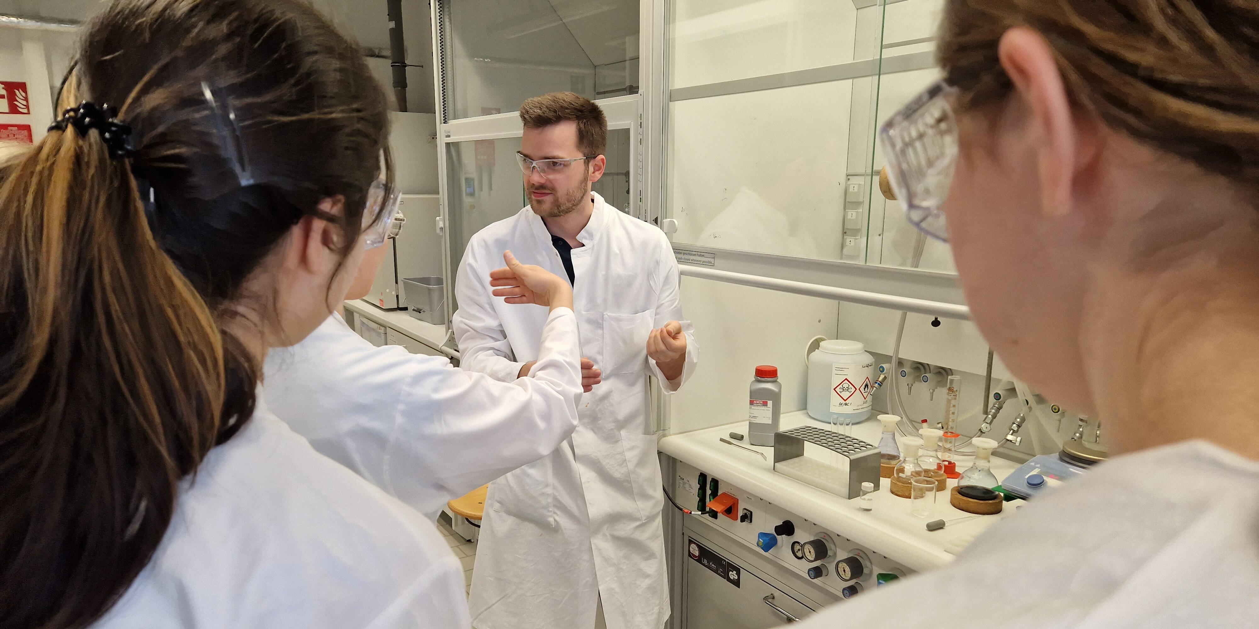 Studierende stehen im Labor