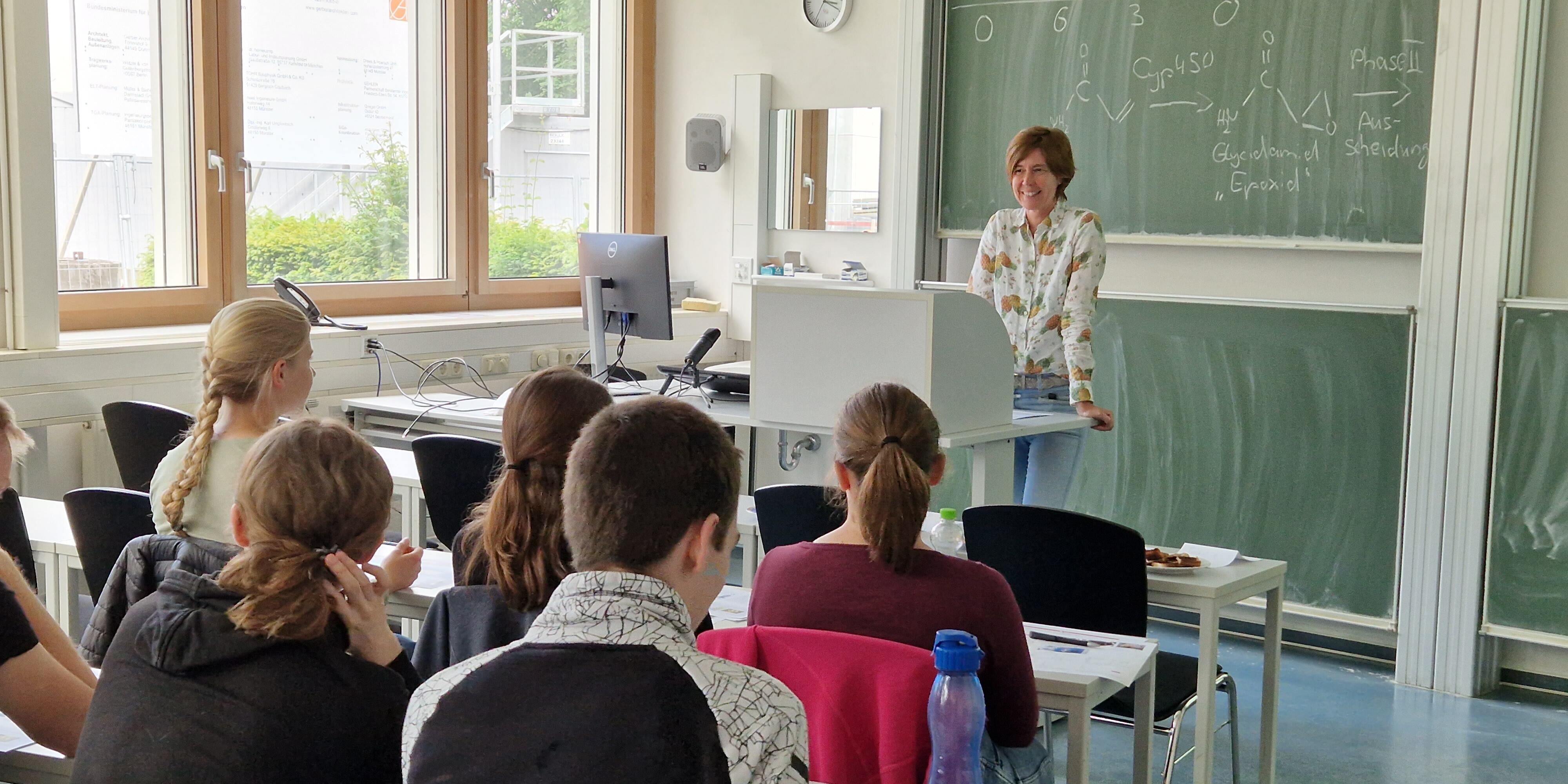 Studierende sitzen in der Toxikologie-Vorlesung