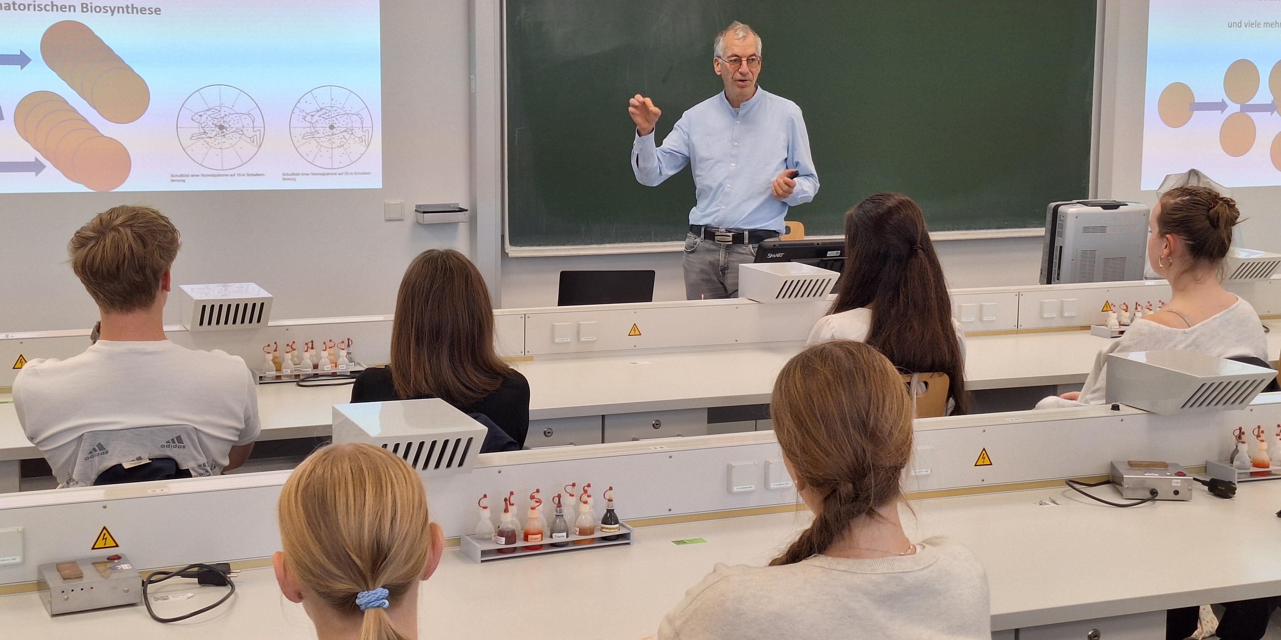 Prof. Hensel stellt die Entwicklung von pflanzlich basierten Arzneimitteln vor.