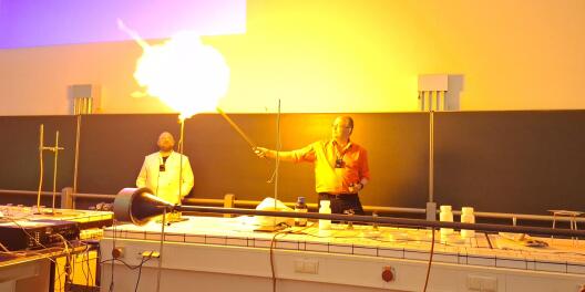 Prof. Karst lässt ein Ballon gefüllt mit Sauerstoff/Wasserstoff Gemisch explodieren