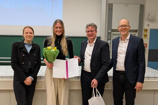 Übergabe des Evonik-Masterpreises: v.l.n.r. Emilia Wilkesmann (JCF), Marie-Christin Leusmann, Dr. Daniel Witthaut (Evonik), Prof. Frank Glorius