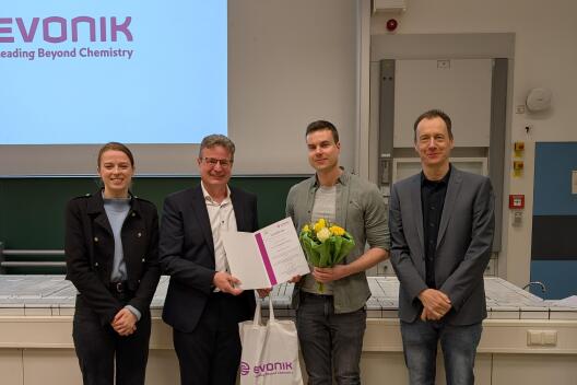 Übergabe des Evonik-Doktorpreises: v.l.n.r. Emilia Wilkesmann (JCF), Dr. Daniel Witthaut (Evonik), Dr. Christoph Humberg, Prof. Henning Mootz