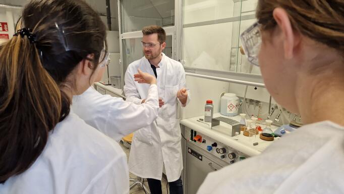 Chemie-Studierende stehen im Labor