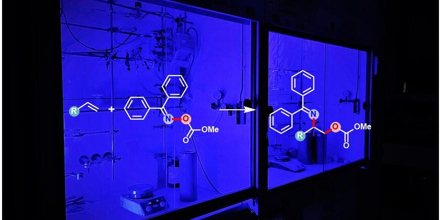 Schema der entwickelten Synthese für vizinale Amino-Alkohole vor blauem Licht.