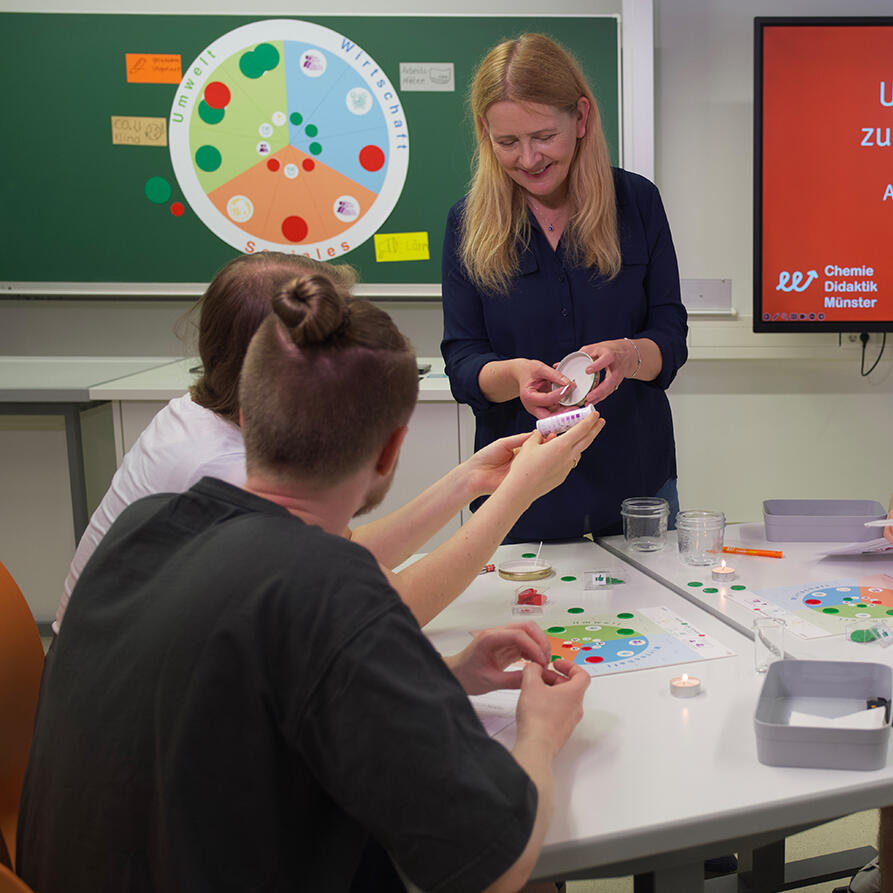Prof. Marohn zeigt den Studierenden wie Demokratiebildung im Chemie-Unterricht eingebracht werden kann.