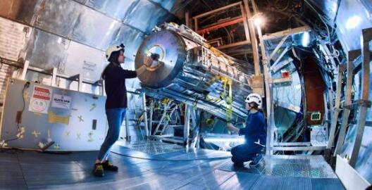 Wissenschaftlerinnen arbeiten an der Abschirmung des Myon-Detektors im Inneren des "ALICE"-Experiments am CERN. 