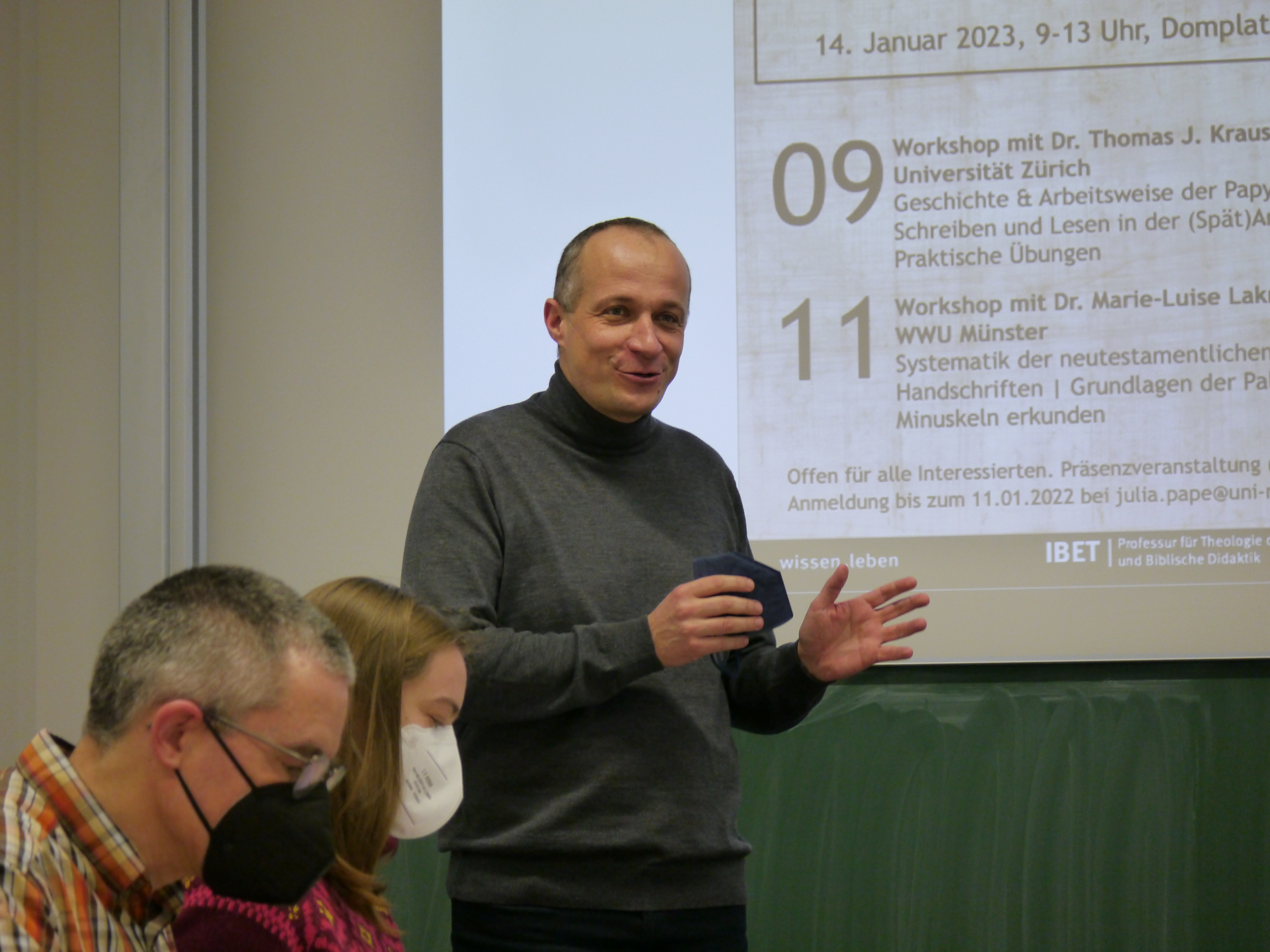 Prof. Dr. Wolfgang Grünstäudl begrüßt die Teilnehmer:innen 