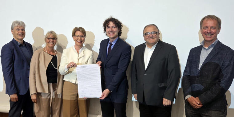 Gruppenfoto der Unterzeichnenden
