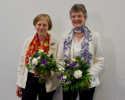 Zum Dank gab es Blumen für die Gastgeberinnen der Tagung: Marianne Heimbach-Steins, Direktorin des Instituts für Christliche Sozialwissenschaften und Vorsitzende der IVMS, und Monika Bobbert, Fachvertreterin für Moraltheologie. 