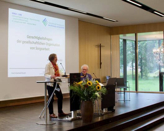Die Direktorin des ICS Marianne Heimbach-Steins moderiert den Vortrag von Wirtschafts- und Sozialethiker Bernhard Emunds an.