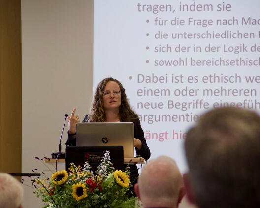 Katharina Ebner von der Uni Würzburg markierte zentrale Aufgaben Sorge-bezogener ethischer Reflexion.