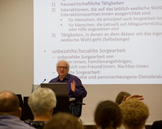 Wirtschafts- und Sozialethiker Bernhard Emunds stellt seine Analysen zu den Voraussetzungen einer gerechten Organisation von Sorgearbeit dar.